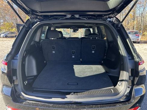 Used 2024 Jeep Grand Cherokee Laredo X image 12