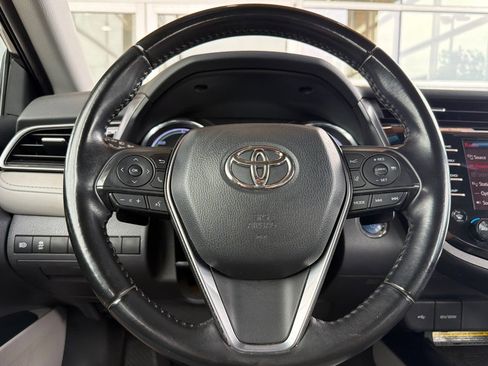 Used 2020 Toyota Camry SE w/ Sunroof Package FWD image 23