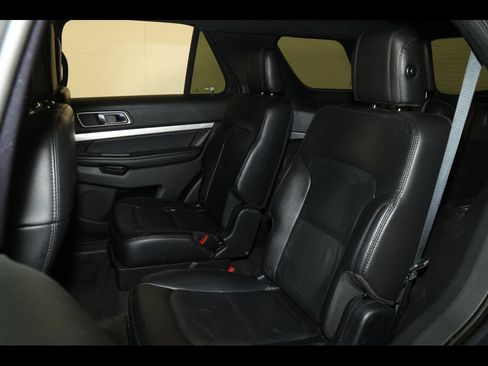 Used 2017 Ford Explorer XLT w/ Equipment Group 202A AWD/4WD image 23