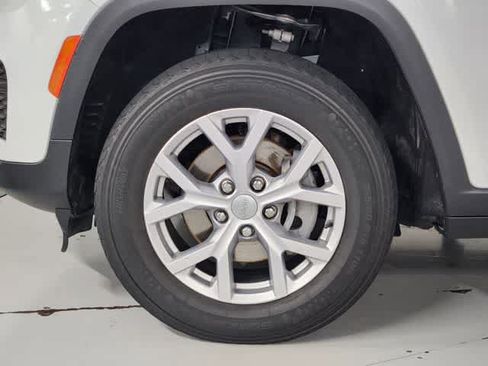 Used 2024 Jeep Grand Cherokee Altitude AWD/4WD image 8