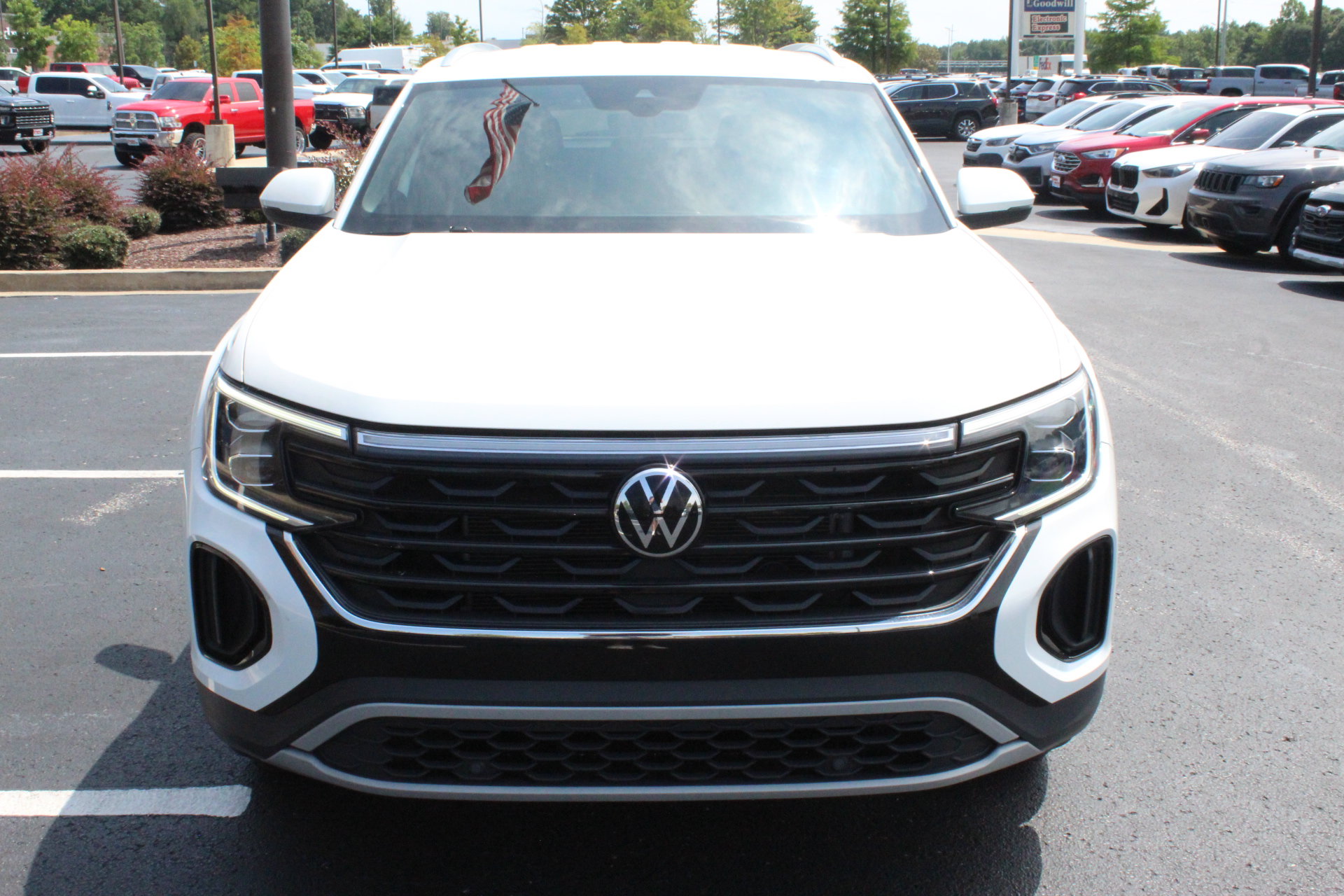 Used 2024 Volkswagen Atlas Cross Sport SE FWD image 3