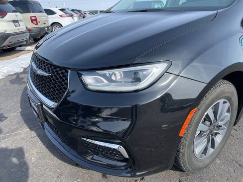 Used 2024 Chrysler Pacifica Limited FWD image 37