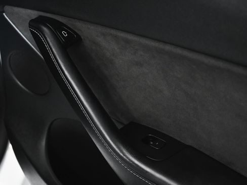 Used 2022 Tesla Model Y Long Range image 17