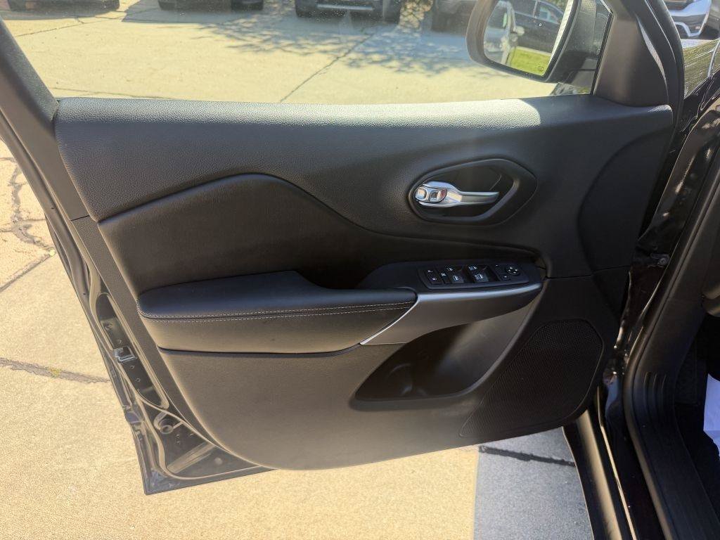 Used 2021 Jeep Cherokee Latitude Lux w/ Sun & Sound Group AWD/4WD image 8