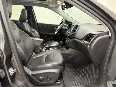 Used 2019 Jeep Cherokee Trailhawk image 27