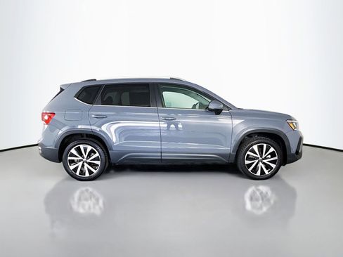 Used 2023 Volkswagen Taos SE w/ Panoramic Sunroof Package FWD image 8