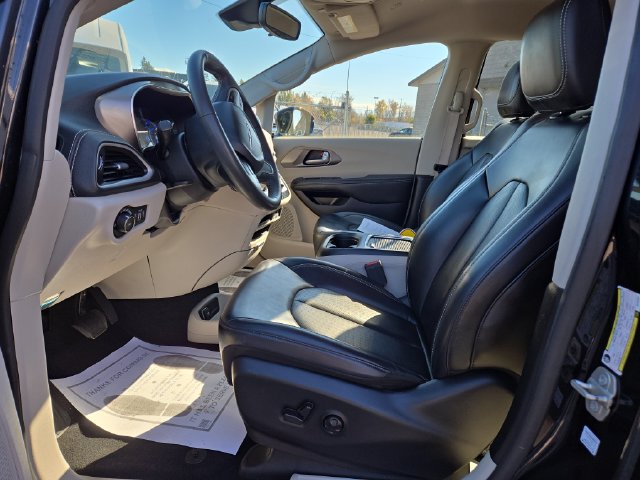 Used 2024 Chrysler Pacifica Limited FWD image 3