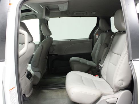 Used 2017 Toyota Sienna XLE image 14