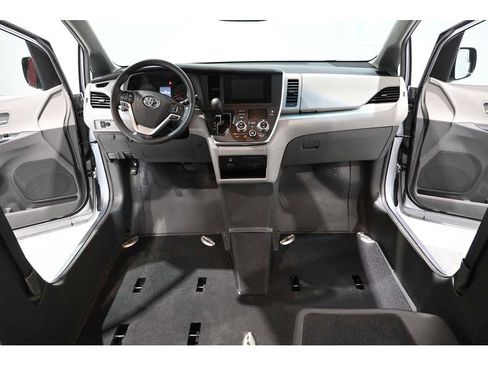 Used 2016 Toyota Sienna LE FWD image 21