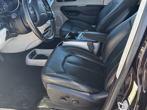 Used 2017 Chrysler Pacifica Touring-L Plus w/ Advanced Safetytec Group image 6