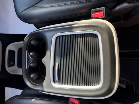 Used 2024 Chrysler Pacifica Touring-L image 23