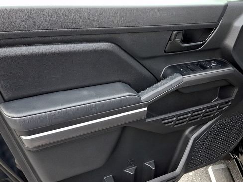 Used 2025 Toyota Tacoma SR5 AWD/4WD image 12