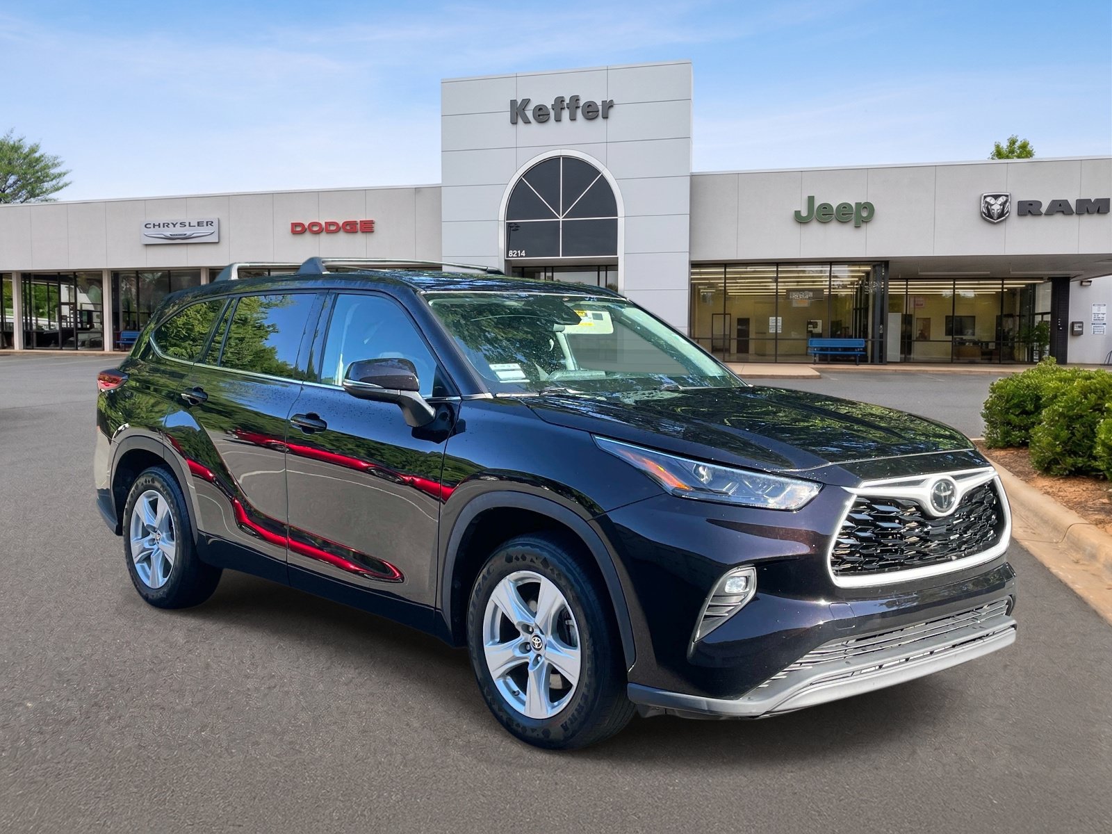 Used 2022 Toyota Highlander LE FWD image 3