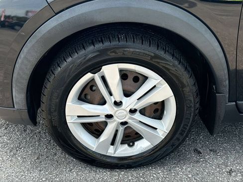Used 2019 Nissan Kicks S FWD image 2
