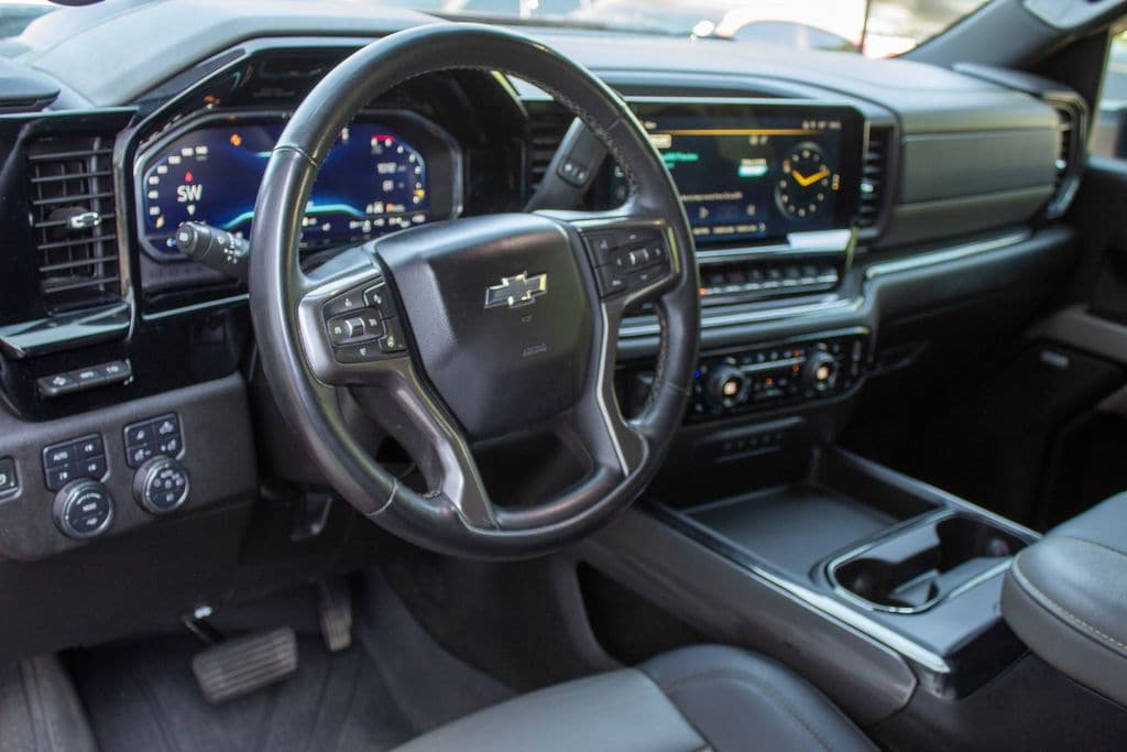 Used 2024 Chevrolet Silverado 2500 ZR2 w/ Technology Package AWD/4WD image 11