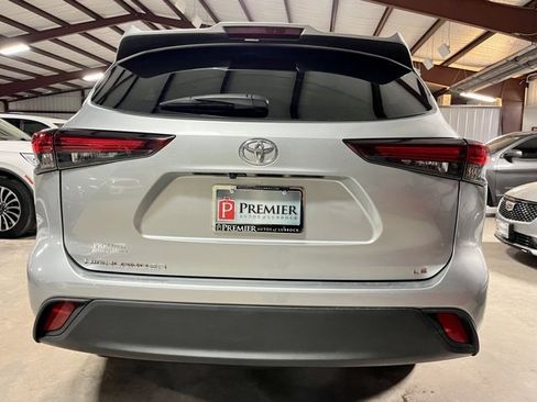 Used 2024 Toyota Highlander LE image 3