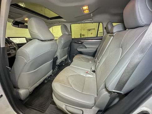 Used 2023 Toyota Highlander Limited AWD/4WD image 25