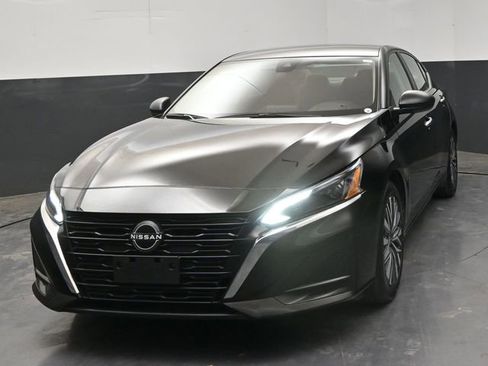 Used 2024 Nissan Altima 2.5 SV image 3