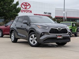 Used 2023 Toyota Highlander LE FWD video 2