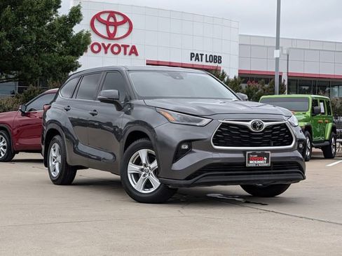 Used 2023 Toyota Highlander LE FWD image 2