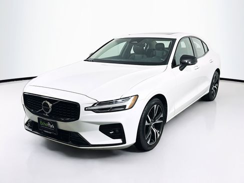 Used 2024 Volvo S60 B5 Core image 3
