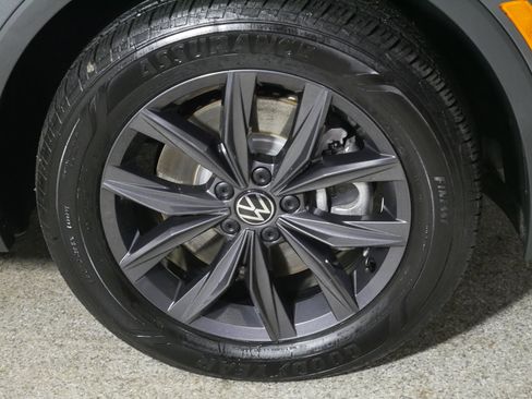 Used 2024 Volkswagen Tiguan SE w/ Panoramic Sunroof Package image 15