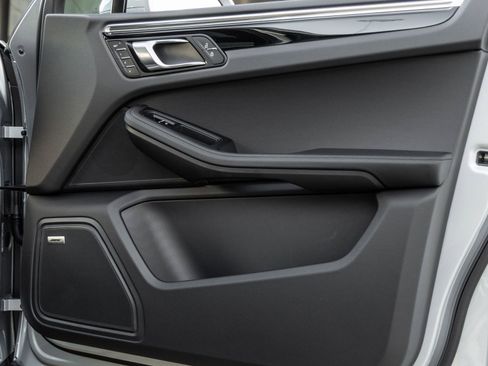 Certified 2026 Porsche Macan AWD/4WD image 42