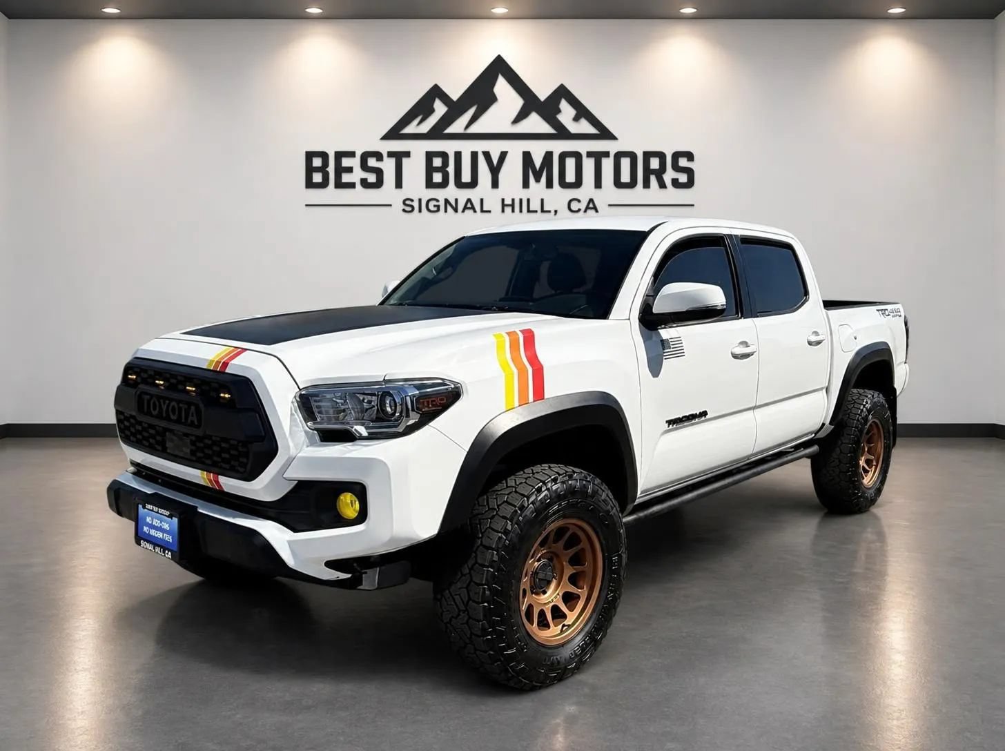 Used 2021 Toyota Tacoma TRD Off-Road w/ Technology Package AWD/4WD image 3