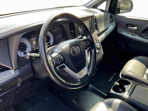 Certified 2020 Toyota Sienna SE Premium image 16