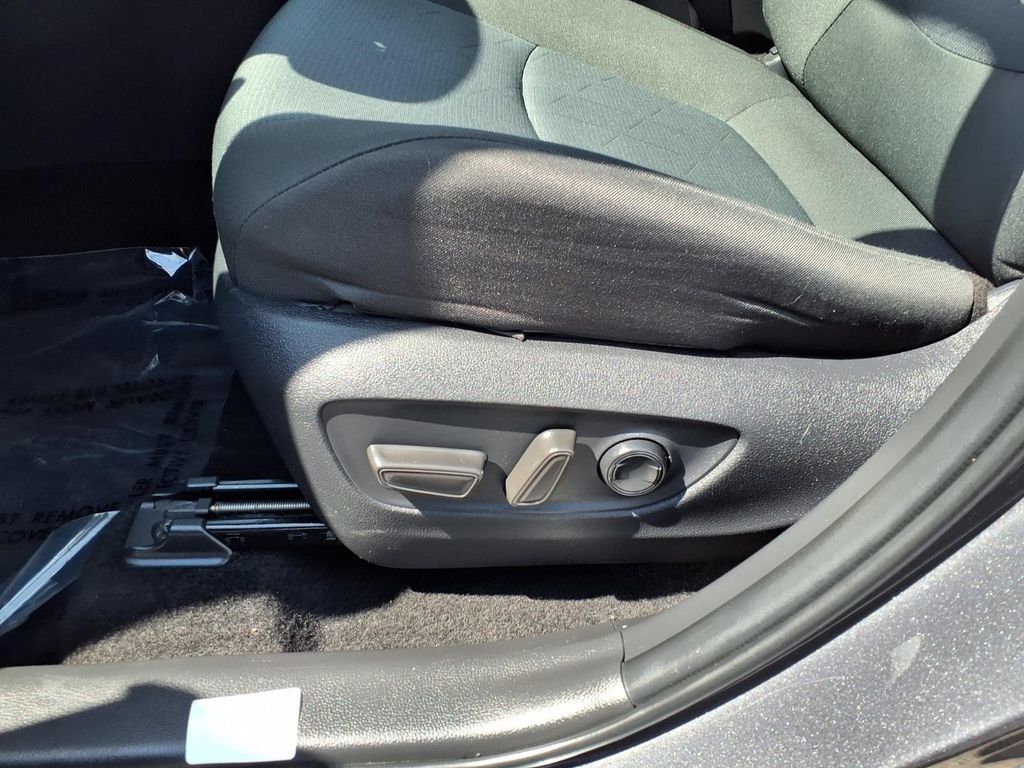 Used 2025 Toyota RAV4 XLE AWD/4WD image 22