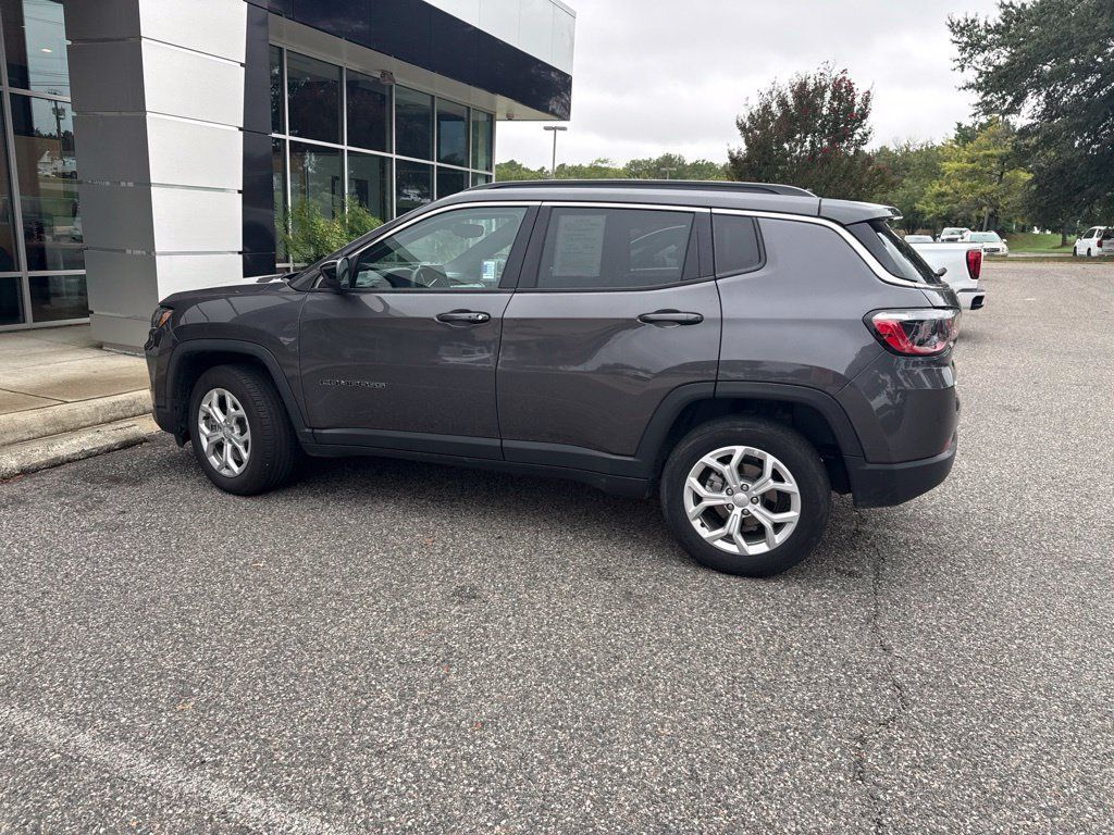 Used 2024 Jeep Compass Latitude AWD/4WD image 9