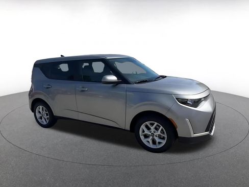 Used 2025 Kia Soul LX w/ LX Technology Package image 2