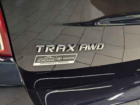 Used 2021 Chevrolet Trax LT w/ LT Convenience Package image 28