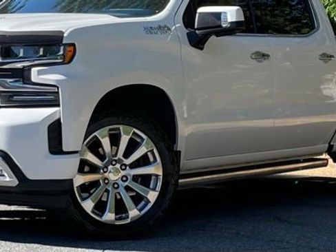 Used 2019 Chevrolet Silverado 1500 High Country w/ Technology Package AWD/4WD image 2