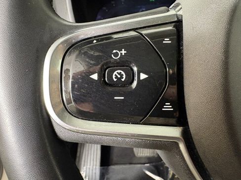 Used 2023 Volvo XC60 B5 Plus image 23