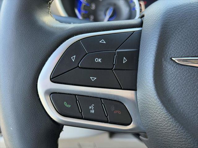 Used 2024 Chrysler Pacifica Touring-L FWD image 22