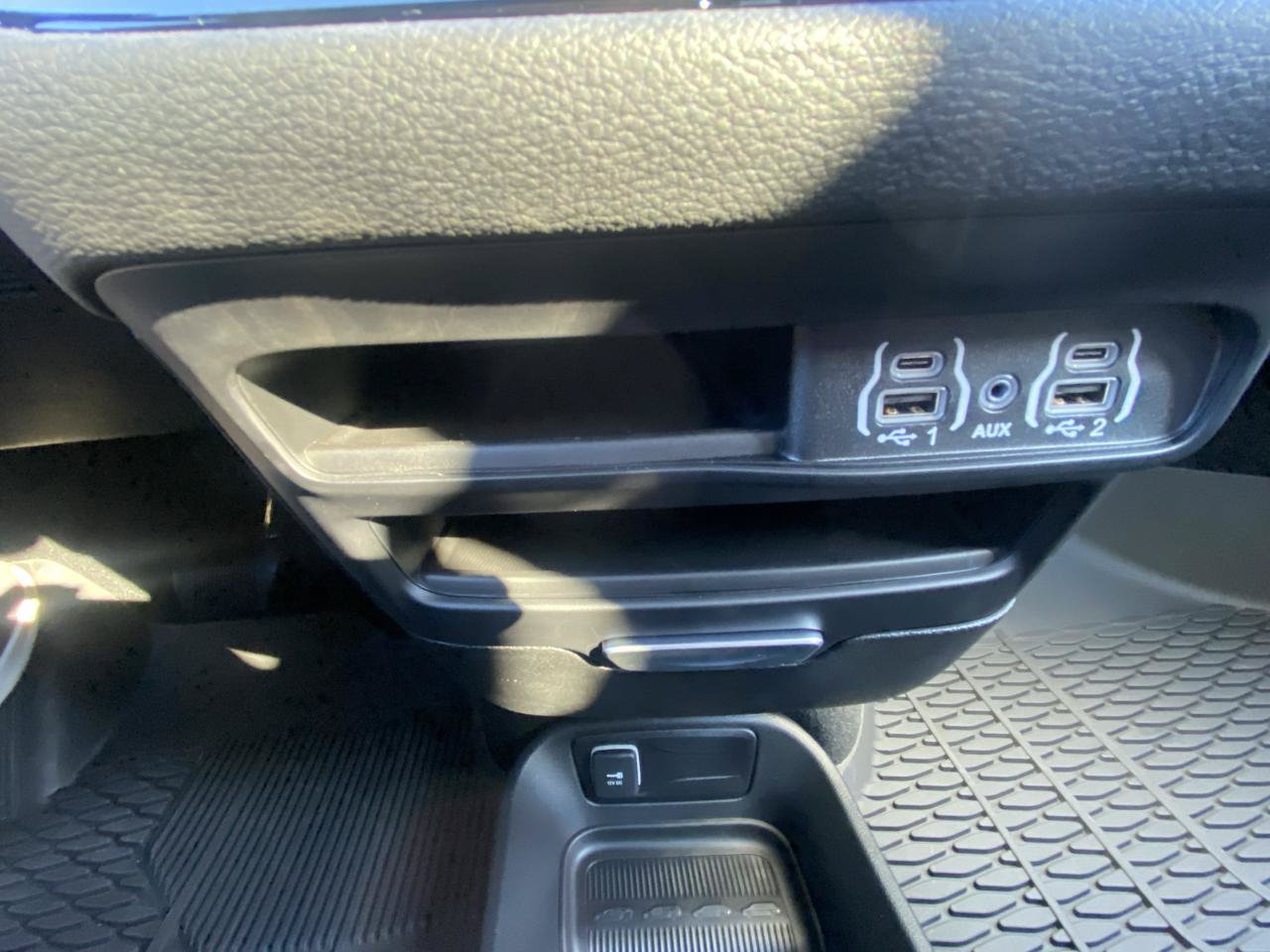 Used 2025 Chrysler Pacifica Select AWD/4WD image 23