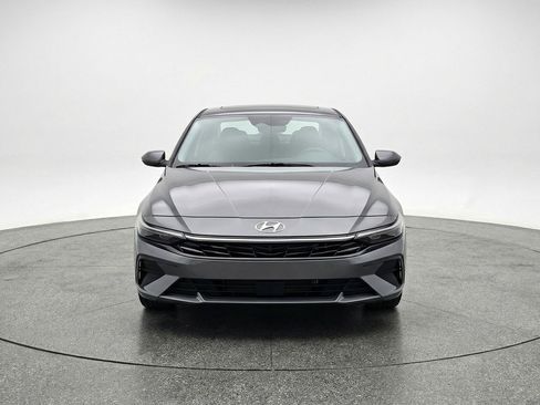 Used 2025 Hyundai Elantra SEL image 2