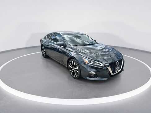 Used 2020 Nissan Altima 2.5 Platinum FWD image 2