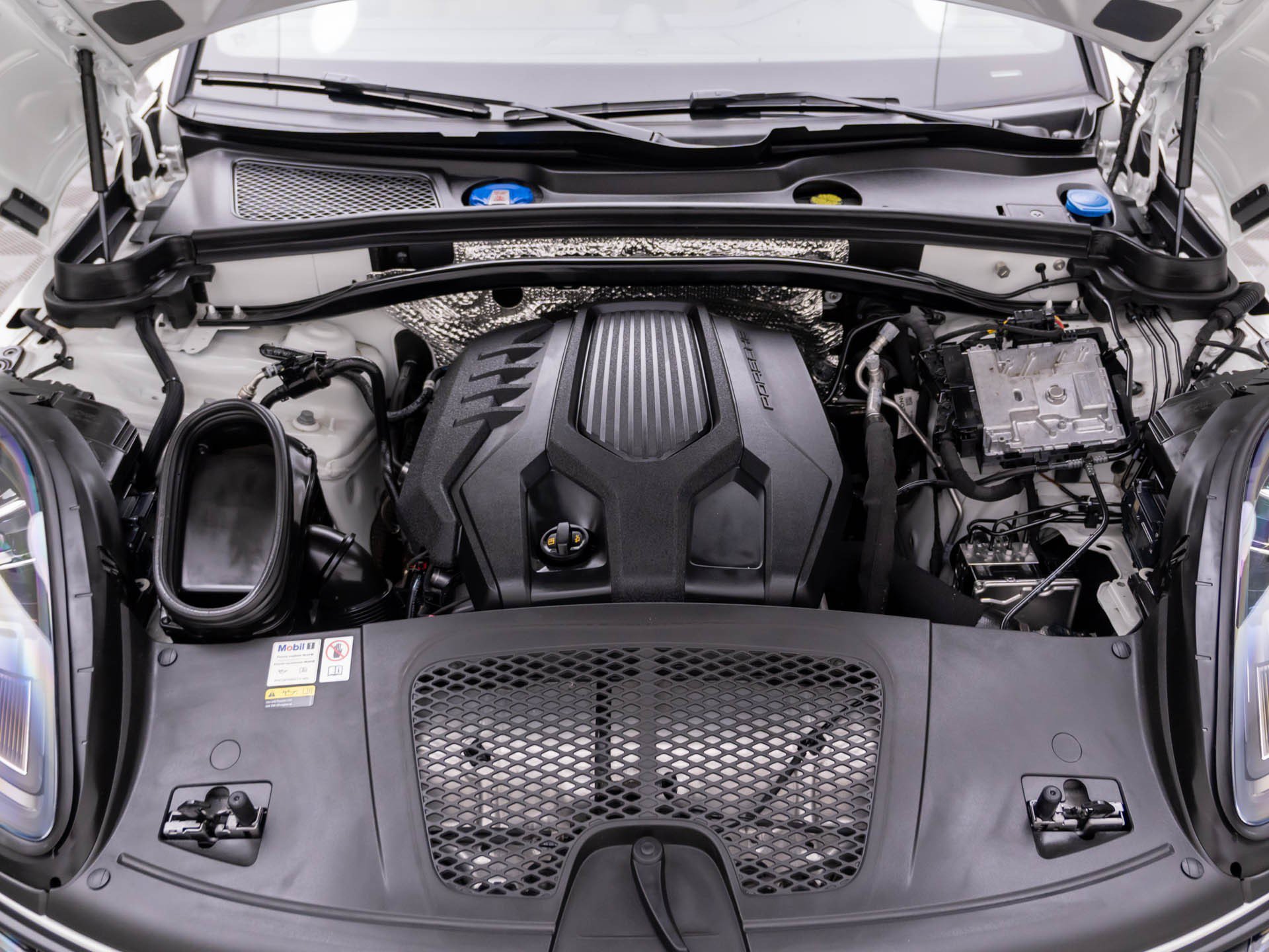 Certified 2023 Porsche Macan AWD/4WD image 26