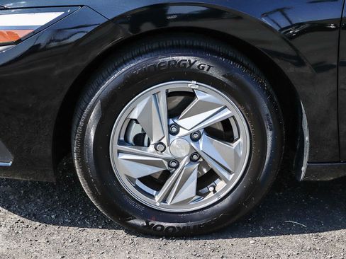 Used 2025 Hyundai Elantra SE w/ Cargo Package image 12