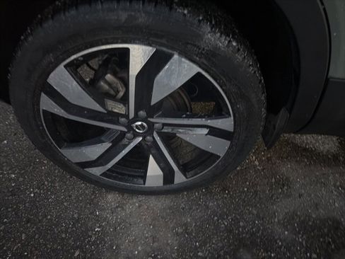 Used 2023 Volvo XC40 B5 Plus w/ Driver Assist Package image 6