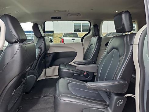 Used 2024 Chrysler Pacifica Touring-L FWD image 20