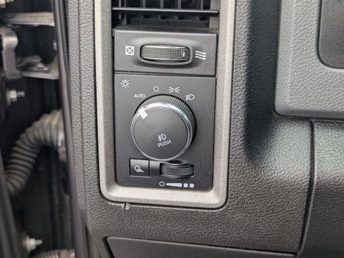 Used 2018 RAM 1500 Express AWD/4WD image 23