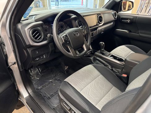 Used 2022 Toyota Tacoma TRD Off-Road AWD/4WD image 7