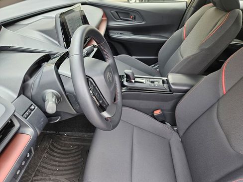 Used 2025 Toyota Prius Plug-In Hybrid FWD image 10