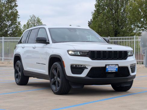 Used 2024 Jeep Grand Cherokee Limited w/ Black Appearance Package AWD/4WD image 4