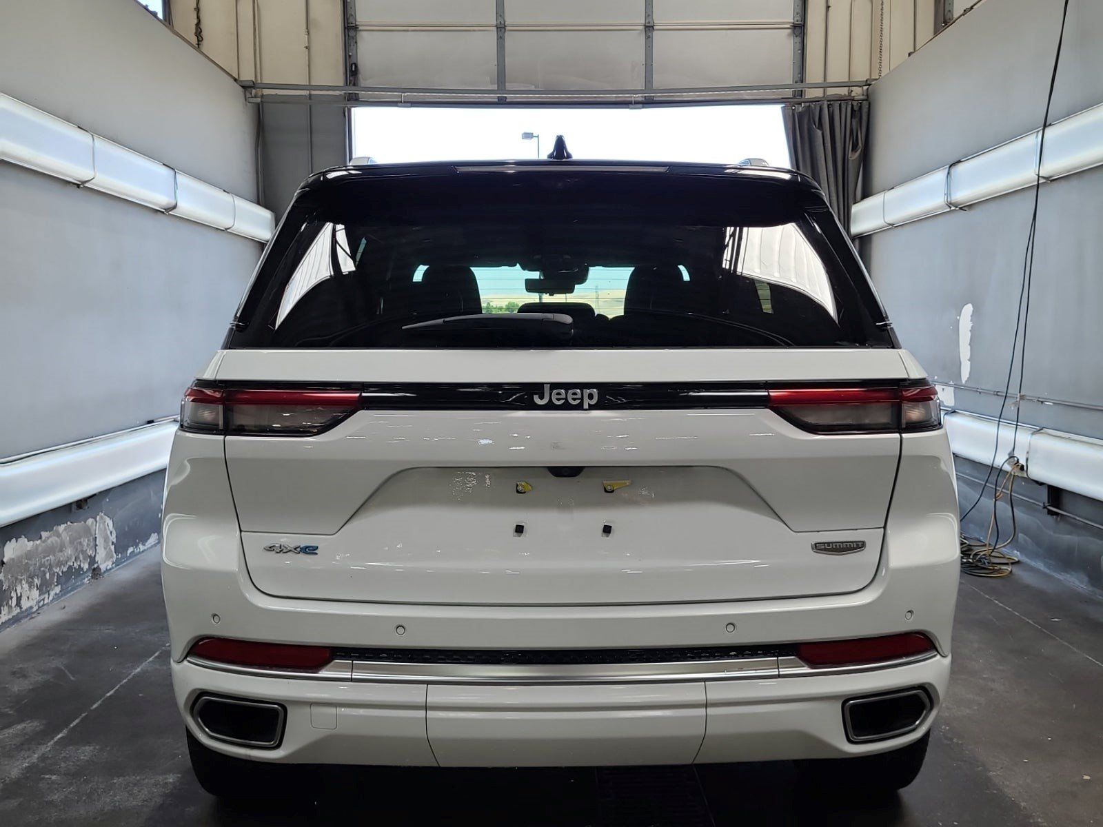 Used 2023 Jeep Grand Cherokee Summit AWD/4WD image 5