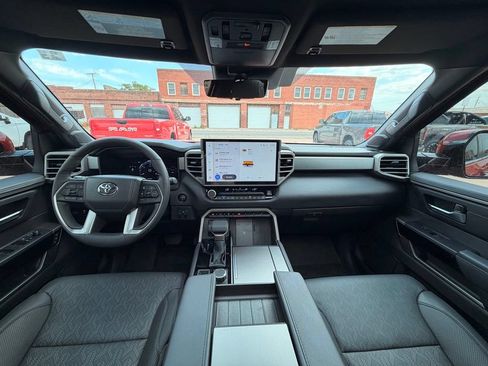 Used 2025 Toyota Sequoia Limited w/ Tow Technology Package AWD/4WD image 21