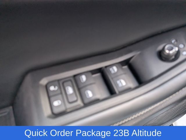 Used 2025 Jeep Grand Cherokee Altitude AWD/4WD image 12